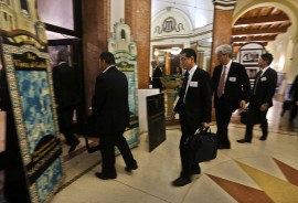 Empresarios japoneses participan en un foro binacional donde se informaron sobre oportunidades de negocios en Cuba, el 2 de mayo, en el marco de la visita al país del ministro de Asuntos Exteriores nipón, Fumio Kishida