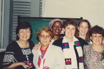 Xiomara Diaz, segunda a la izquierda, junto a un grupo de mujeres bautistas.