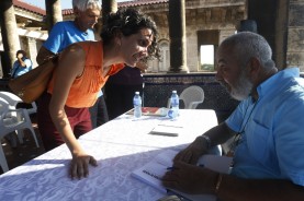 Padura, premio princesa de Asturias 2015, dedica un ejemplar de libro durante  la presentación de la colección de textos “Los rostros de Padura”, en el Museo Napoleónico, en La Habana.