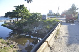 Desembocadura del Ñagá, un río de aguas oscuras y cauce estrecho por los vertidos industriales y la pérdida de sus manglares, en la costera ciudad de Bajos de Haina, en República Dominicana.