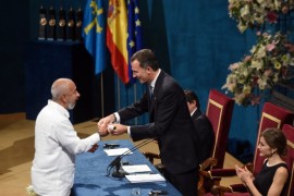 AA Leonardo Padura recibe el Premio Princesa de Asturias de las Letras 2015, de manos del Rey Felipe VI 1