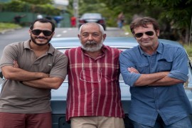 AA Padura entre el Teniente Mario Conde (Jorge Perugorría) y el Sargento Manolo Palacios (Carlos Enrique Almirante), en la serie para la televisión basada en Las cuatro estaciones 1