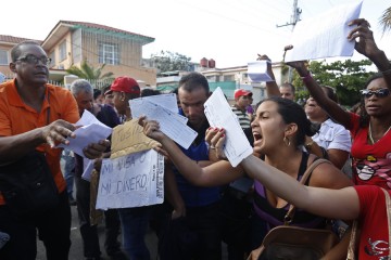 Cientos de cubanos se congregaron frente a la embajada de Ecuador en La Habana en una inusual exhibición pública de descontento, por la nueva regla del gobierno de Ecuador que pide visa a los cubanos para visitar el país sudamericano, en La Habana