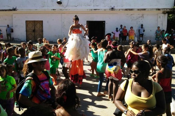 Gigantería Habana junto a pobladores de Alamar.