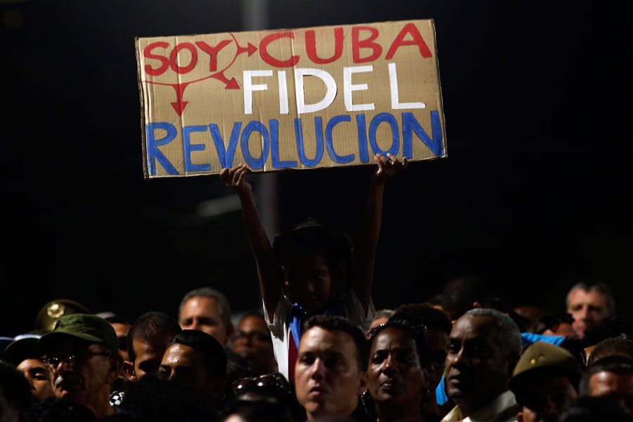Hasta la medianoche, miles de cubanos y cubanas se mantuvieron en la Plaza de la Revolución.