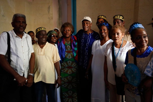 En el recibimiento a Danny Glover, el grupo vocal Obá Aranlé interpretó cantos provenientes de las culturas africanas.