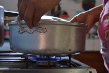 Agua calentándose en una cocina a biogás