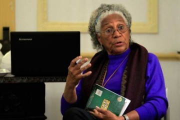 La escritora y activista Daisy Rubiera, fundadora y lideresa del grupo Afrocubanas, durante la tertulia Reyita, el 20 de febrero, que se celebra trimestralmente en La Habana y que en esta ocasión se dedicó a los estereotipos racistas de la familia. Foto: Jorge Luis Baños, IPS-Cuba