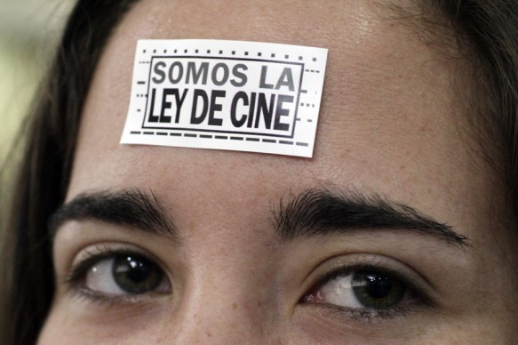 Jóvenes estudiantes de cine en Cuba colocaron pegatinas con el mensaje "Somos la ley de cine" durante el festival Imago de la Facultad de Medios de Comunicación Audiovisual del ISA.