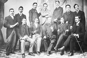 Alcides Arguedas junto a otros intelectuales de su época.