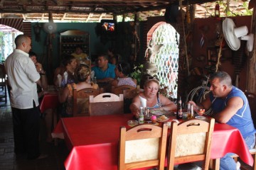 Los restaurantes privados crecen a raíz de la ampliación del trabajo por cuenta propia en la nación caribeña.