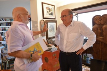 El periodista Juan Gossaín, a la izquierda, y el jefe negociador del gobierno colombiano, Humberto de la Calle, en el apartamento de este en Cartagena de Indias, durante la entrevista sobre las negociaciones con las FARC.