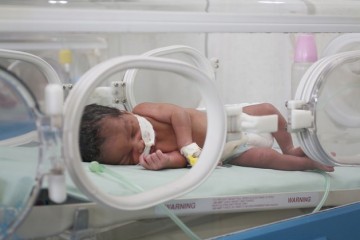 Brindarles a las embarazadas medicamentos antirretrovirales puede reducir de 45 por ciento a apenas uno por ciento el riesgo de transmisión del VIH a los hijos, según la Organización Mundial de la Salud.