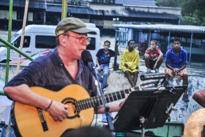 Silvio Rodríguez durante su gira por los barrios