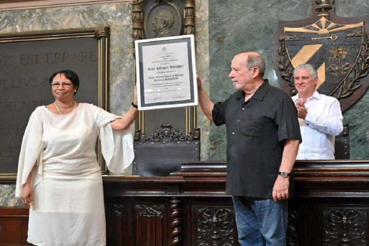 Entrega a Silvio Rodríguez de la condición de Doctor Honoris Causa por la Universidad de La Habana