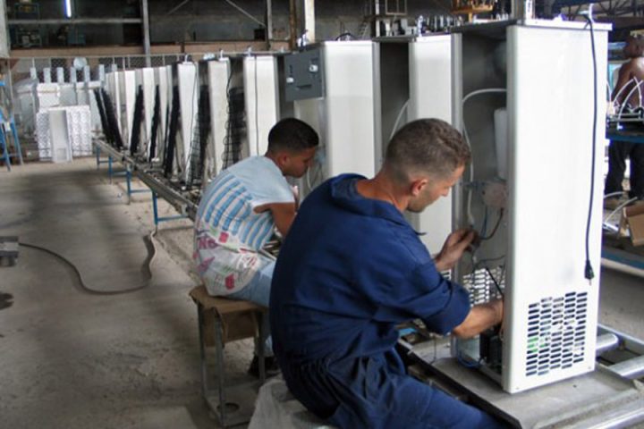 obreros trabajan en labores de climatización