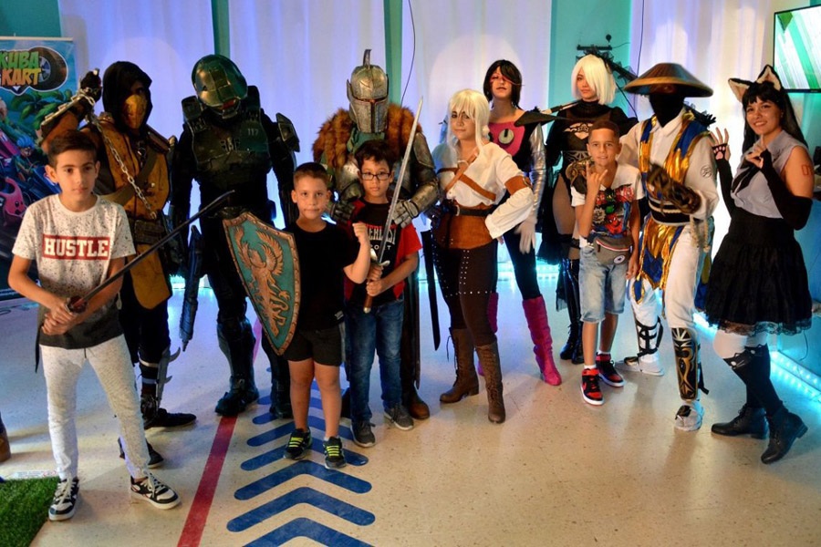 desfile de cosplayers en Mundo Virtual 