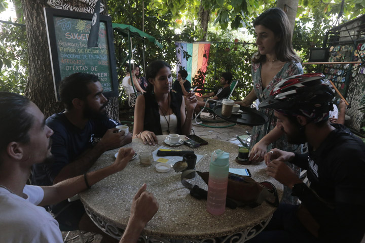 clientes reciben atención en Cuba Libro