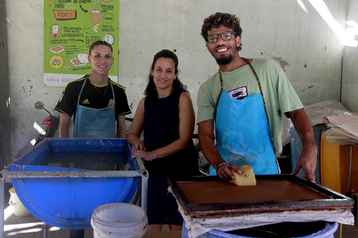 trabajadores del taller del emprendimiento Ciclo Ecopapel