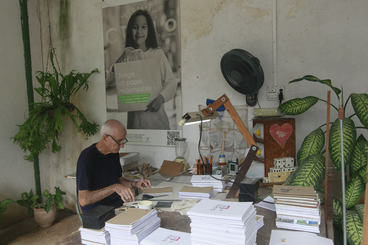 Un hombre laboran en la sede del emprendimiento Ciclo Ecopapel