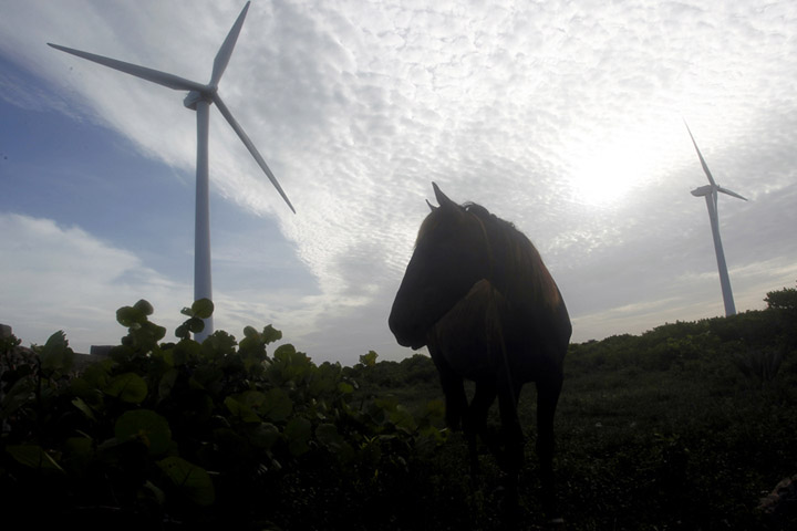 Aerogeneradores instalados en el Parque Eólico Gibara 1 empleados en la generación de energía renovable, en el municipio homónimo, en la oriental provincia Holguín